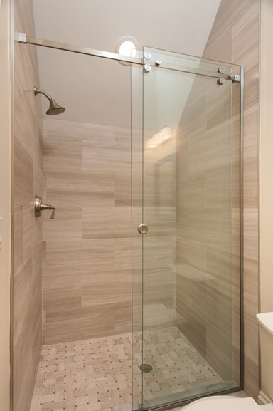 Idéer för ett litet modernt badrum med dusch, med skåp i shakerstil, vita skåp, en dusch i en alkov, en toalettstol med hel cisternkåpa, grå kakel, porslinskakel, vita väggar, ett undermonterad handfat och dusch med skjutdörr