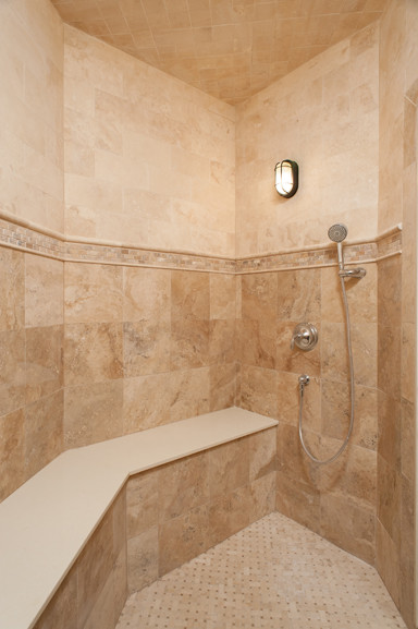 Ispirazione per una stanza da bagno chic con doccia alcova, piastrelle marroni e piastrelle in ceramica