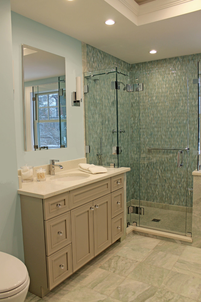 На фото: главная ванная комната среднего размера в классическом стиле с фасадами с утопленной филенкой, серыми фасадами, полновстраиваемой ванной, душем в нише, инсталляцией, зеленой плиткой, стеклянной плиткой, синими стенами, мраморным полом, врезной раковиной, столешницей из искусственного кварца, зеленым полом, душем с распашными дверями и белой столешницей