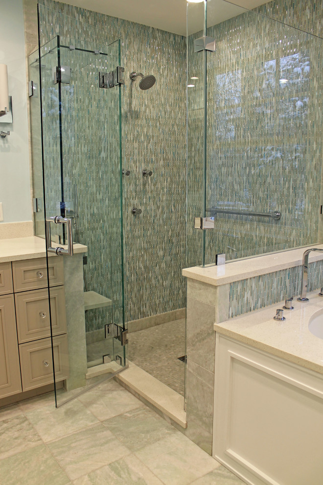 На фото: главная ванная комната среднего размера в классическом стиле с фасадами с утопленной филенкой, бежевыми фасадами, полновстраиваемой ванной, душем в нише, инсталляцией, зеленой плиткой, стеклянной плиткой, синими стенами, мраморным полом, врезной раковиной, столешницей из искусственного кварца, зеленым полом, душем с распашными дверями и белой столешницей