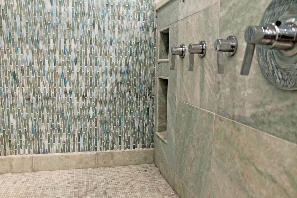 Réalisation d'une douche en alcôve principale tradition de taille moyenne avec un placard avec porte à panneau encastré, des portes de placard grises, une baignoire encastrée, WC suspendus, un carrelage vert, un carrelage en pâte de verre, un mur bleu, un sol en marbre, un lavabo encastré, un plan de toilette en quartz modifié, un sol vert, une cabine de douche à porte battante et un plan de toilette blanc.