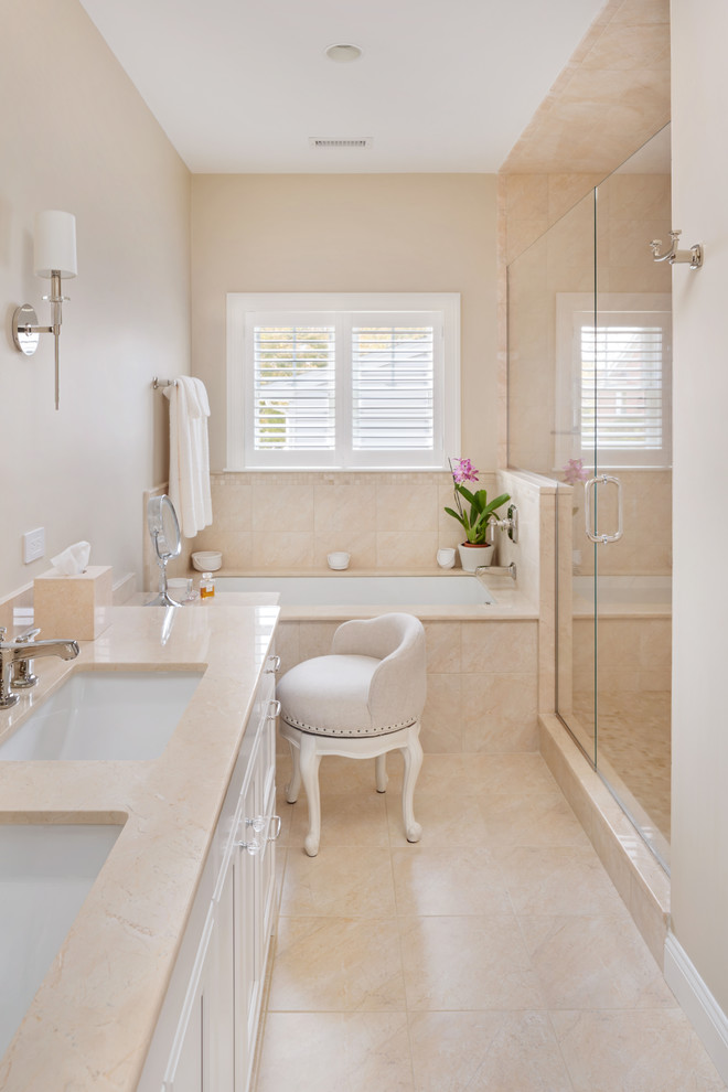 Foto på ett litet vintage en-suite badrum, med marmorbänkskiva, marmorgolv, ett undermonterad handfat, vita skåp, en dusch i en alkov och ett undermonterat badkar