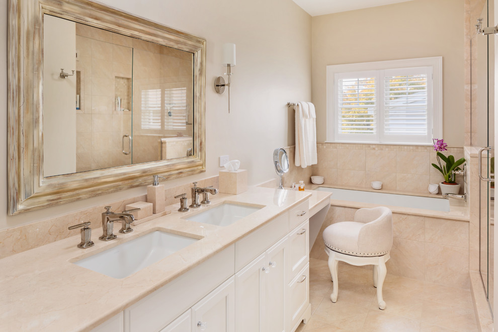 Esempio di una piccola stanza da bagno padronale tradizionale con top in marmo e pavimento in marmo