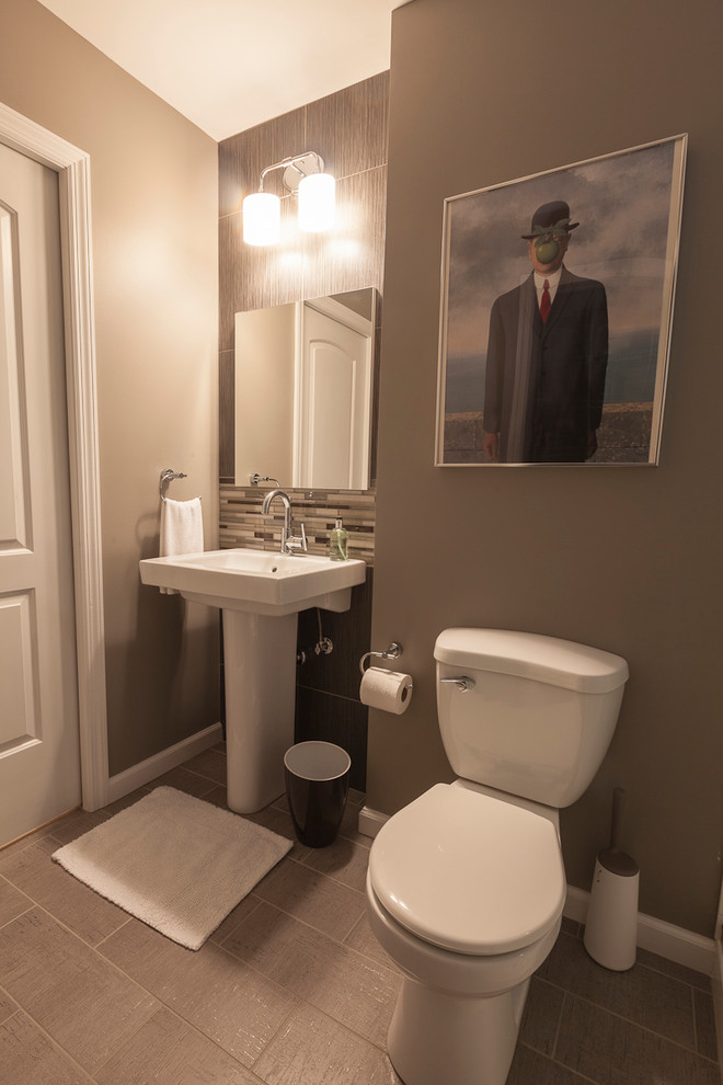 Foto på ett litet funkis badrum, med en dusch i en alkov, en toalettstol med separat cisternkåpa, vit kakel, keramikplattor, grå väggar, klinkergolv i porslin, ett piedestal handfat, grått golv och dusch med skjutdörr