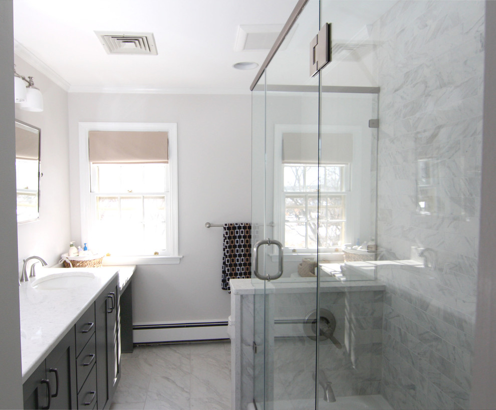Exempel på ett mellanstort klassiskt badrum med dusch, med ett undermonterad handfat, skåp i shakerstil, grå skåp, bänkskiva i kvarts, ett badkar i en alkov, en dusch/badkar-kombination, en toalettstol med separat cisternkåpa, grå kakel, porslinskakel, grå väggar och klinkergolv i porslin