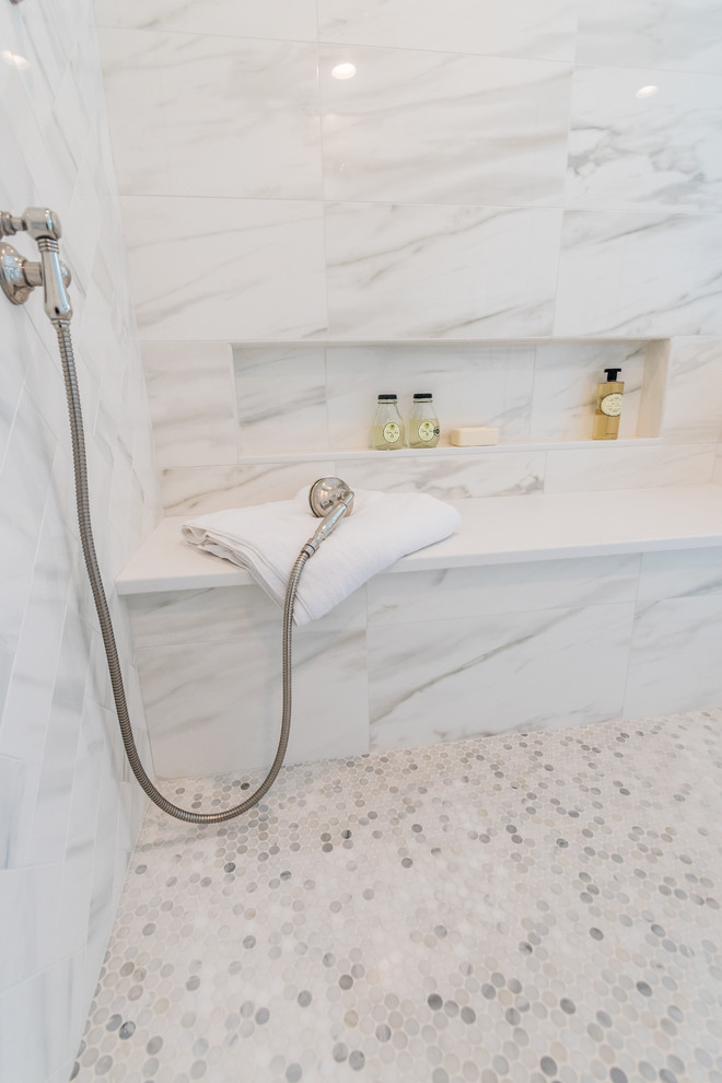 Idéer för mellanstora vintage en-suite badrum, med vita skåp, ett fristående badkar, en bidé, porslinskakel och bänkskiva i kvartsit
