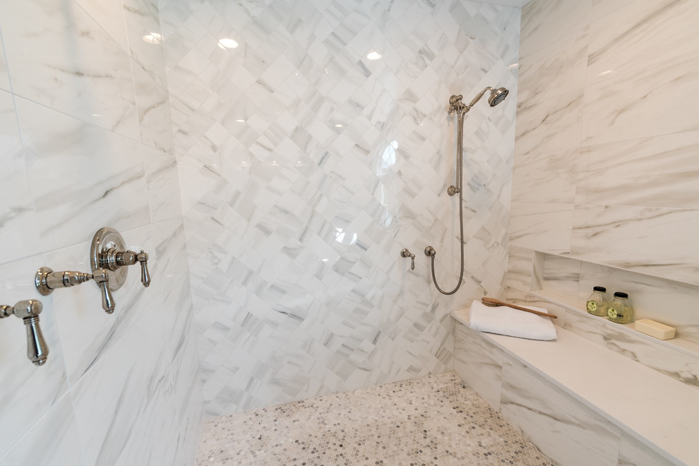 Foto de cuarto de baño principal tradicional de tamaño medio con puertas de armario blancas, bañera exenta, bidé, baldosas y/o azulejos de porcelana y encimera de cuarcita