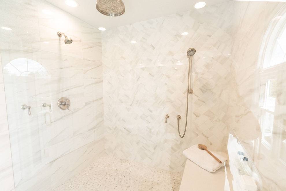 Modelo de cuarto de baño principal tradicional de tamaño medio con puertas de armario blancas, bañera exenta, bidé, baldosas y/o azulejos de porcelana y encimera de cuarcita