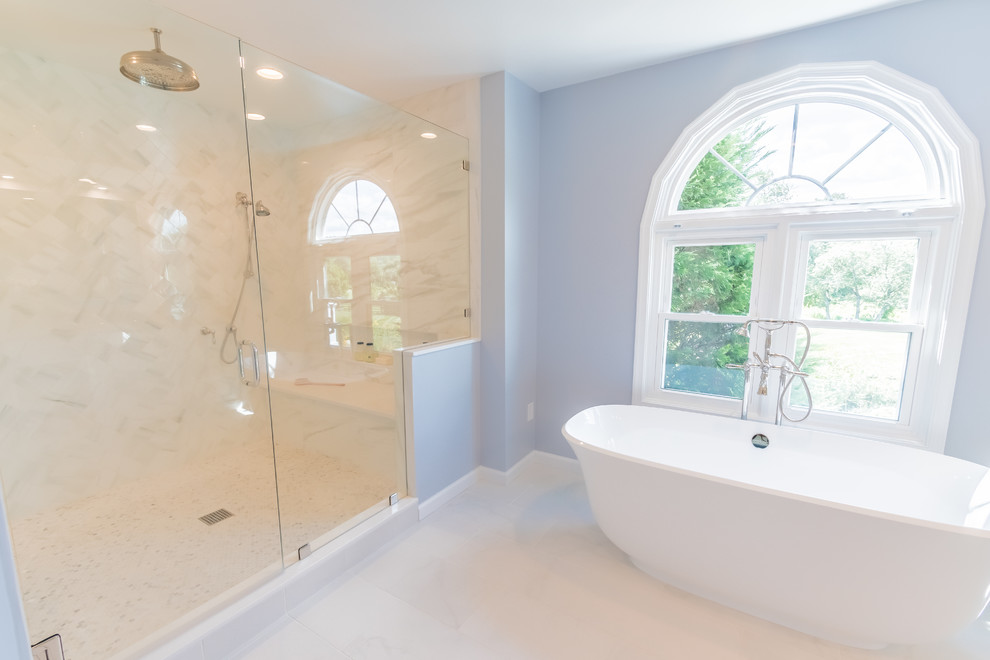 Ejemplo de cuarto de baño principal clásico de tamaño medio con puertas de armario blancas, bañera exenta, bidé, baldosas y/o azulejos de porcelana y encimera de cuarcita