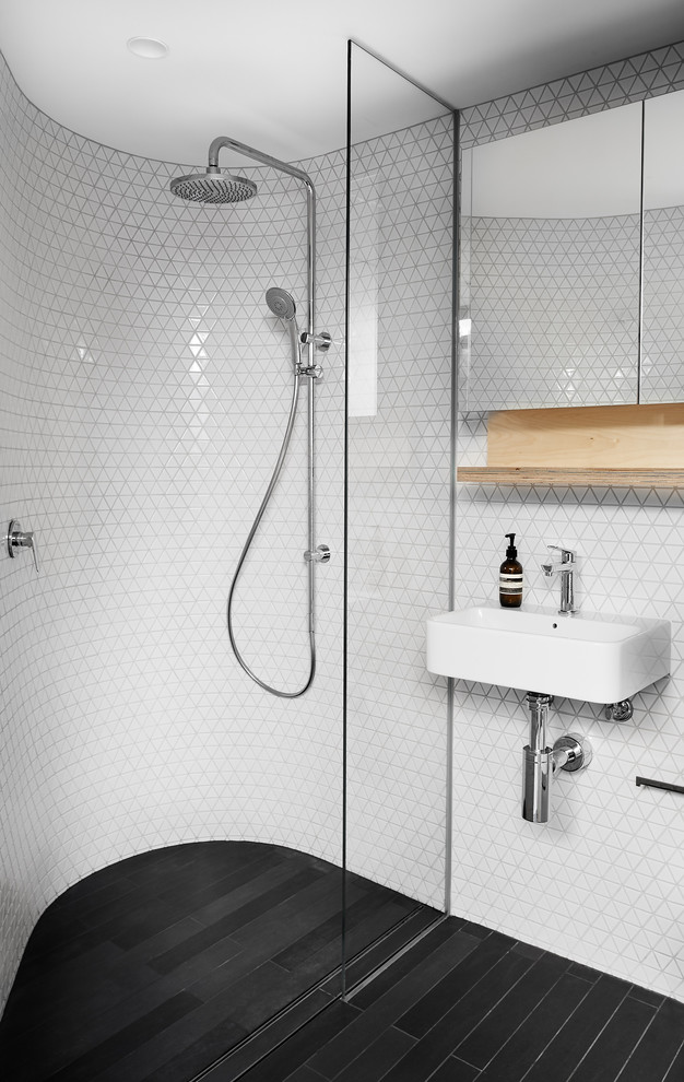 Пример оригинального дизайна: ванная комната в скандинавском стиле с душем без бортиков, белой плиткой, белыми стенами, душевой кабиной, подвесной раковиной, черным полом и открытым душем