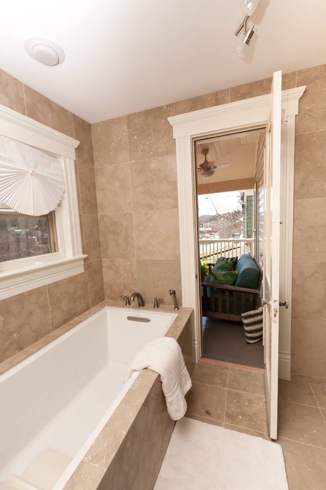 Diseño de cuarto de baño principal ecléctico pequeño con bañera encastrada, baldosas y/o azulejos beige, baldosas y/o azulejos de cerámica y suelo de baldosas de cerámica