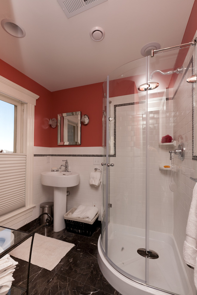 Kleines Eklektisches Badezimmer En Suite mit Sockelwaschbecken, Eckdusche, Toilette mit Aufsatzspülkasten, weißen Fliesen, Keramikfliesen, roter Wandfarbe und Marmorboden in Richmond