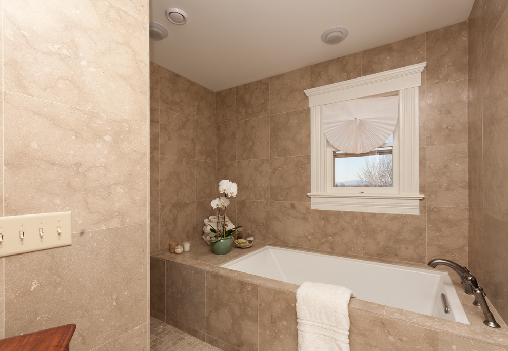 Réalisation d'une petite salle de bain principale bohème en bois brun avec un placard en trompe-l'oeil, une baignoire posée, un carrelage beige, des carreaux de céramique et un sol en carrelage de céramique.
