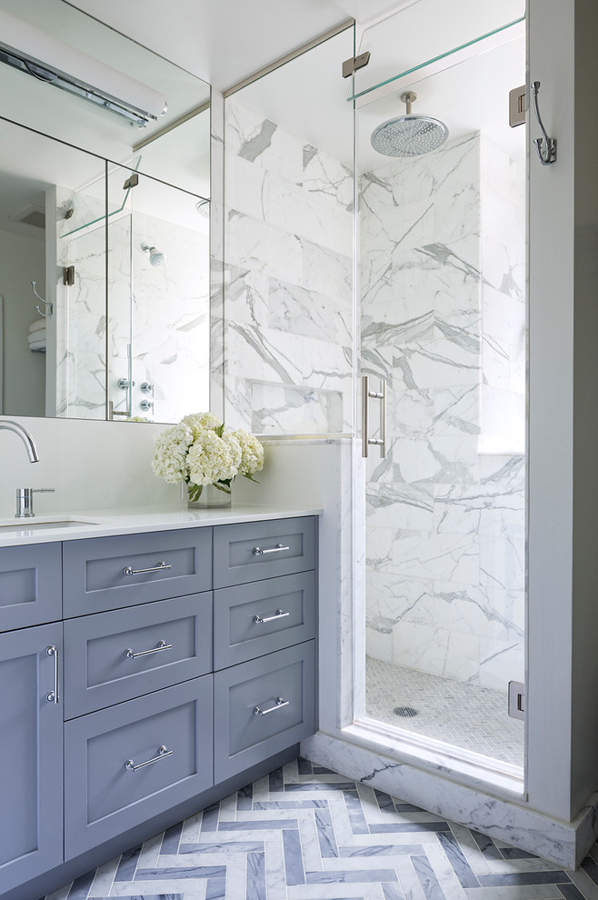 Idéer för att renovera ett litet funkis badrum med dusch, med luckor med infälld panel, blå skåp, en hörndusch, vit kakel, stenhäll, vita väggar, klinkergolv i keramik, ett undermonterad handfat och marmorbänkskiva