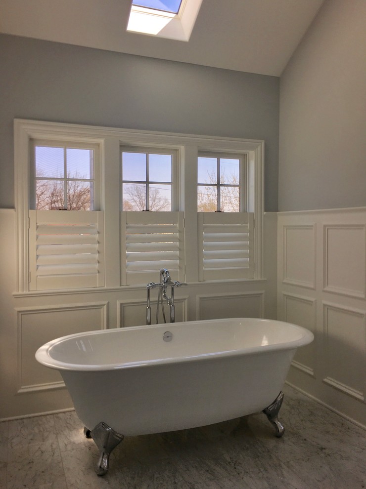 Inspiration för mycket stora klassiska en-suite badrum, med ett fristående badkar, blå väggar, klinkergolv i keramik och grått golv