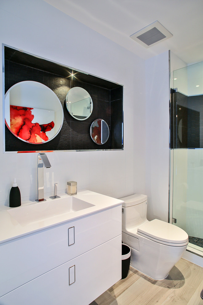 Пример оригинального дизайна: большая ванная комната в современном стиле с врезной раковиной, плоскими фасадами, открытым душем, унитазом-моноблоком, белой плиткой, керамогранитной плиткой, белыми стенами, полом из керамогранита, душевой кабиной и белыми фасадами