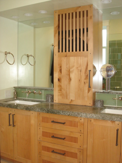 Стильный дизайн: главная ванная комната в восточном стиле с светлыми деревянными фасадами, угловым душем, унитазом-моноблоком, зеленой плиткой, стеклянной плиткой, зелеными стенами, врезной раковиной и столешницей из гранита - последний тренд
