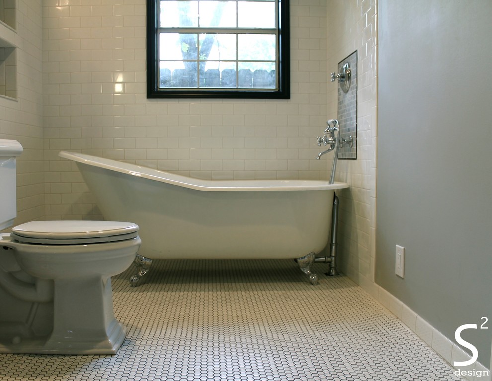 Idées déco pour une salle de bain principale classique de taille moyenne avec des portes de placard grises, une baignoire sur pieds, WC séparés, un carrelage blanc, un carrelage métro, un lavabo de ferme, un combiné douche/baignoire, un mur gris et un sol en carrelage de terre cuite.