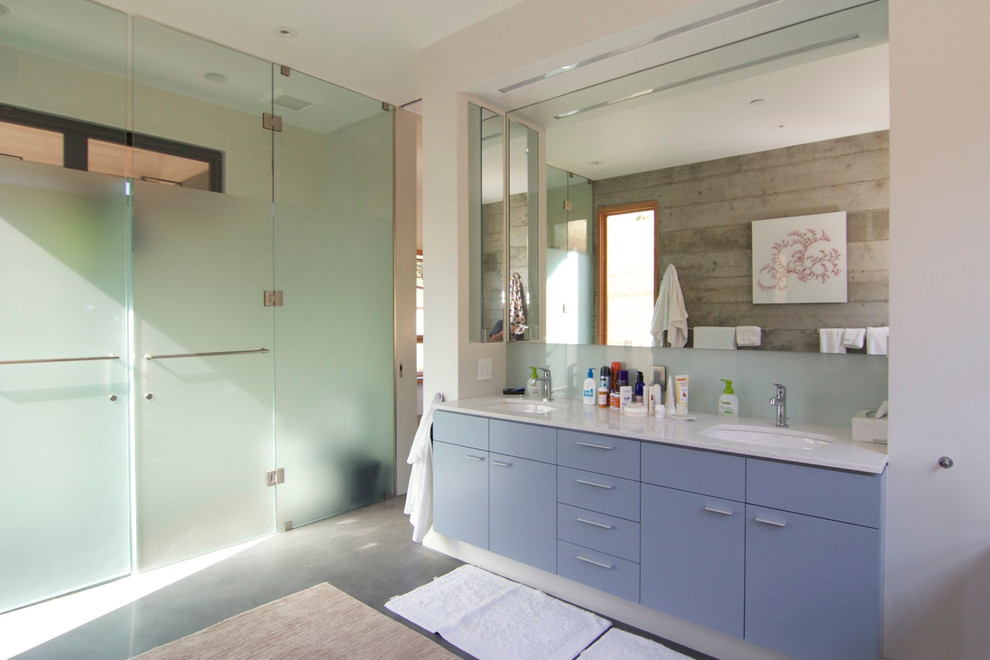 Modernes Badezimmer mit Unterbauwaschbecken, flächenbündigen Schrankfronten, blauen Schränken, bodengleicher Dusche und beigen Fliesen in San Francisco