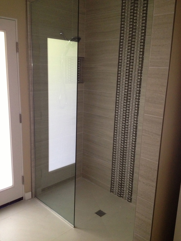 Ispirazione per una stanza da bagno tradizionale con doccia ad angolo, ante in legno bruno, top in granito, piastrelle beige e piastrelle a mosaico