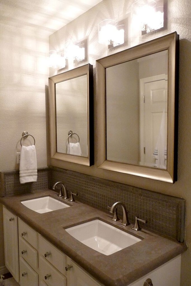 Exempel på ett mellanstort modernt en-suite badrum, med vita skåp, beige väggar och ett undermonterad handfat