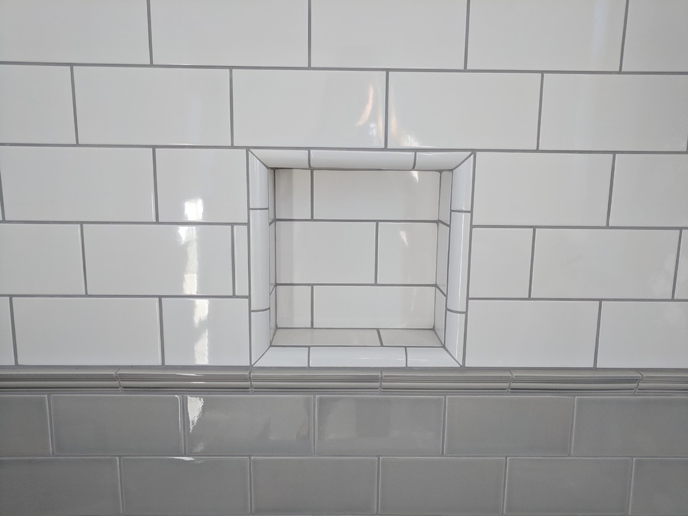 Cette photo montre une salle de bain chic avec un carrelage blanc et des carreaux de céramique.