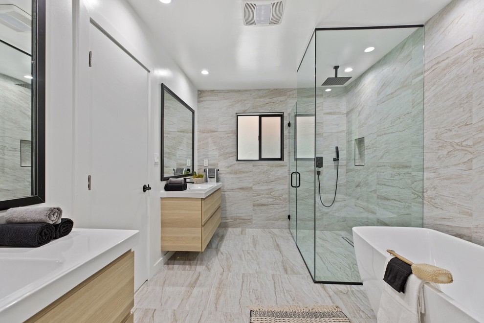 This is an example of a modern bathroom in Los Angeles.