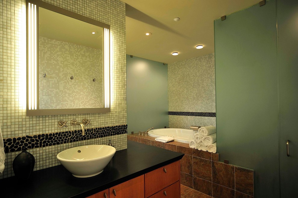 Modelo de cuarto de baño minimalista con lavabo sobreencimera y baldosas y/o azulejos de piedra