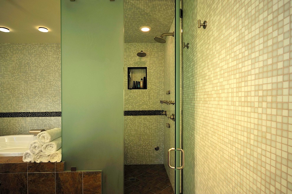ロサンゼルスにあるモダンスタイルのおしゃれな浴室の写真