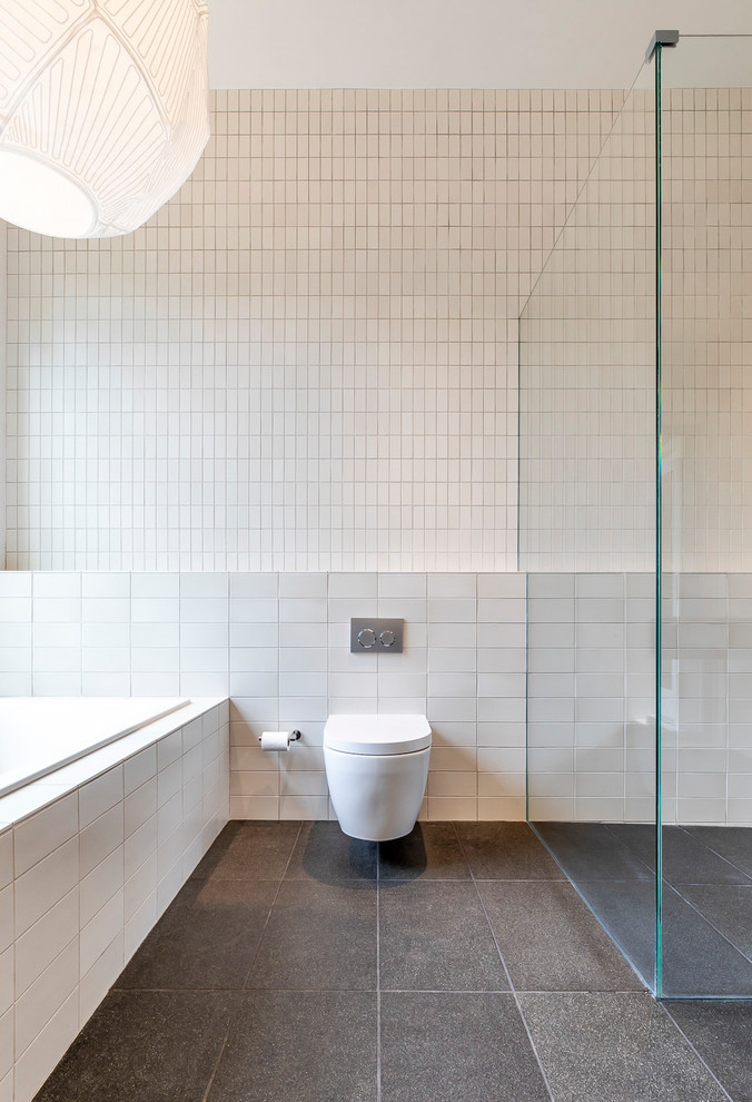 Idee per una grande stanza da bagno padronale minimal con consolle stile comò, ante in legno scuro, WC sospeso, piastrelle bianche, piastrelle in ceramica, pareti bianche e top in legno