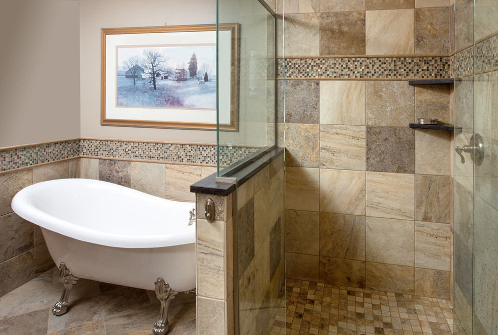 Inredning av ett rustikt litet en-suite badrum, med ett fristående handfat, luckor med upphöjd panel, granitbänkskiva, ett badkar med tassar, en öppen dusch, beige kakel, mosaik, beige väggar och klinkergolv i porslin