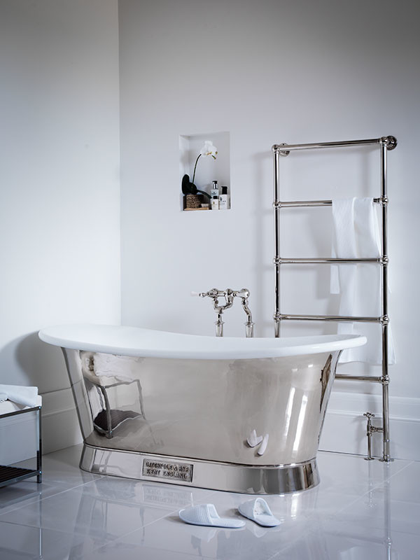 Ejemplo de cuarto de baño contemporáneo con bañera exenta