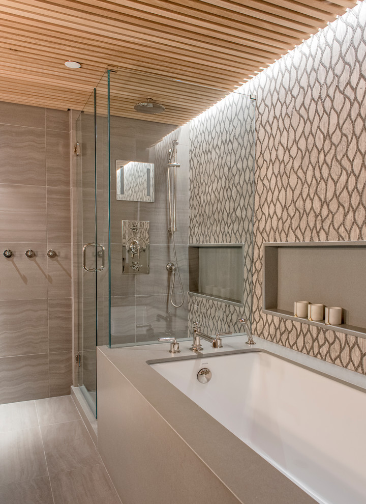 Aménagement d'une salle de bain principale contemporaine de taille moyenne avec une baignoire encastrée, un carrelage gris, un sol en carrelage de porcelaine, un mur gris, un sol gris et une cabine de douche à porte battante.