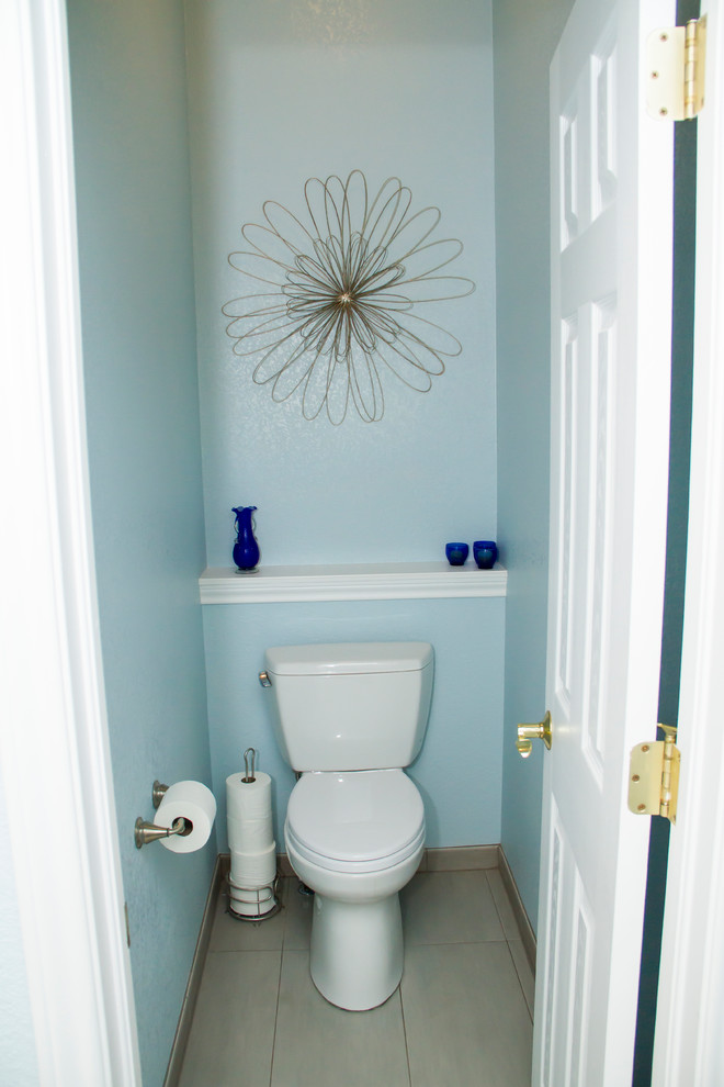 Idée de décoration pour une grande salle de bain principale tradition en bois brun avec WC séparés, un mur bleu, un sol en carrelage de porcelaine, un lavabo encastré, un placard avec porte à panneau surélevé, une baignoire posée, une douche d'angle, un carrelage bleu, des plaques de verre et un plan de toilette en quartz.