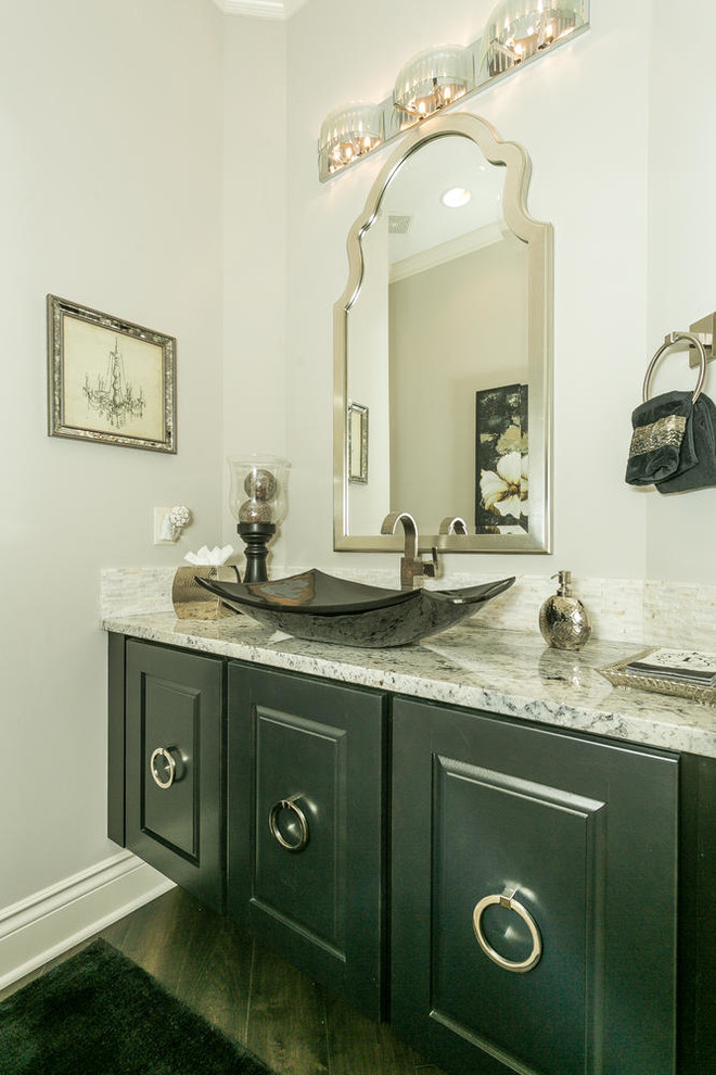 Immagine di una stanza da bagno con doccia chic di medie dimensioni con lavabo a bacinella, ante con bugna sagomata, ante verdi e pareti bianche