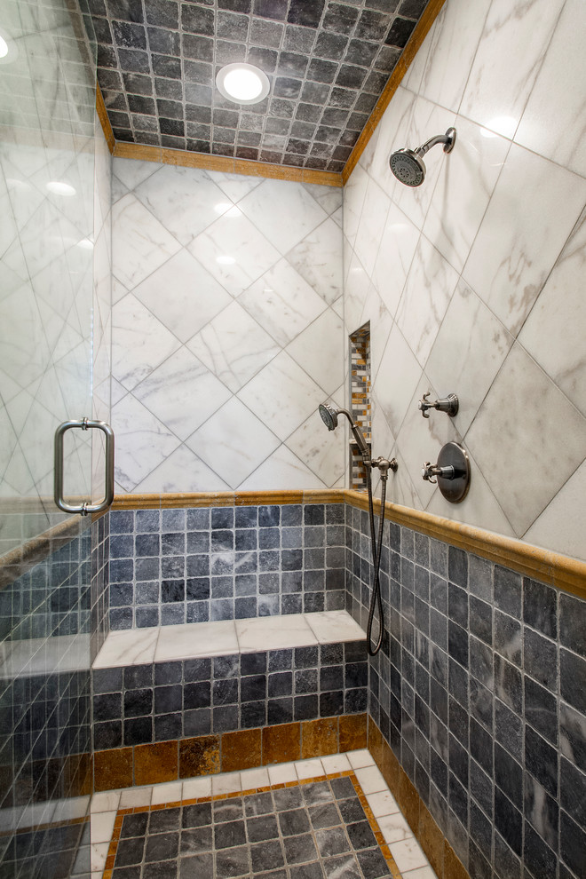 Idées déco pour une salle de bain classique en bois brun de taille moyenne avec un placard avec porte à panneau encastré, un carrelage multicolore, un mur blanc, un lavabo encastré, un sol multicolore et une cabine de douche à porte battante.