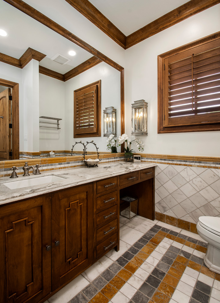 На фото: ванная комната среднего размера в классическом стиле с фасадами с утопленной филенкой, фасадами цвета дерева среднего тона, душем в нише, разноцветной плиткой, белыми стенами, душевой кабиной, врезной раковиной, разноцветным полом и душем с распашными дверями