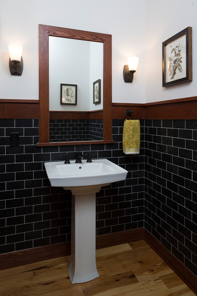 Inspiration pour une petite salle de bain craftsman avec un carrelage blanc, des carreaux de céramique, un mur blanc, un lavabo de ferme et un sol marron.