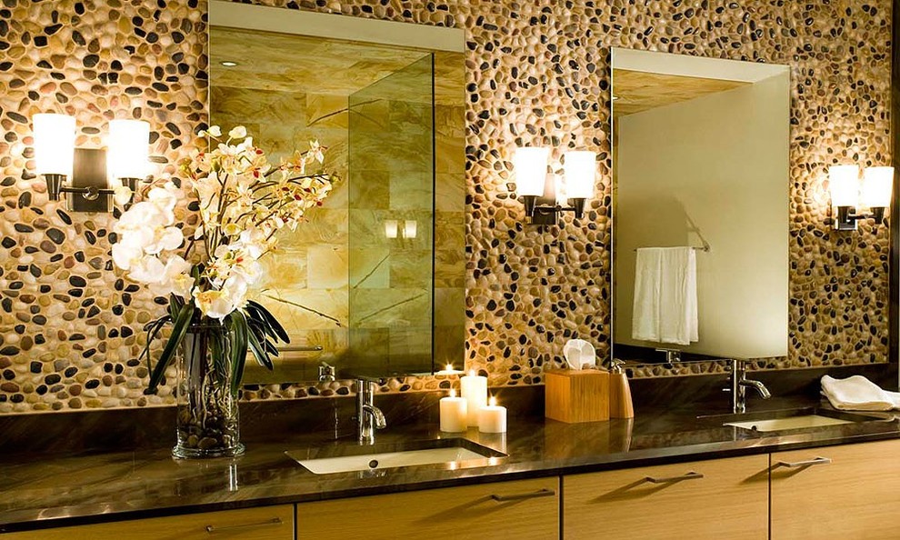 Idee per una grande stanza da bagno padronale contemporanea con ante lisce, ante in legno chiaro, piastrelle beige, piastrelle nere, piastrelle marroni, piastrelle di ciottoli e lavabo sottopiano