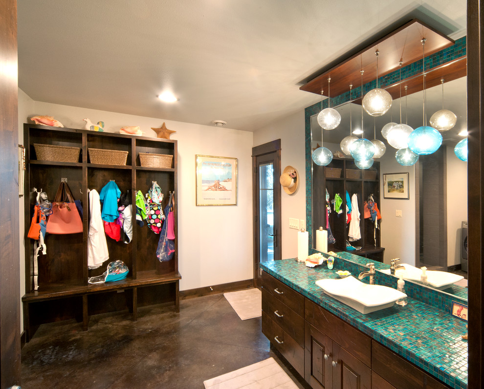 Diseño de cuarto de baño infantil rural con lavabo sobreencimera, armarios con paneles con relieve, puertas de armario de madera en tonos medios y encimera de azulejos