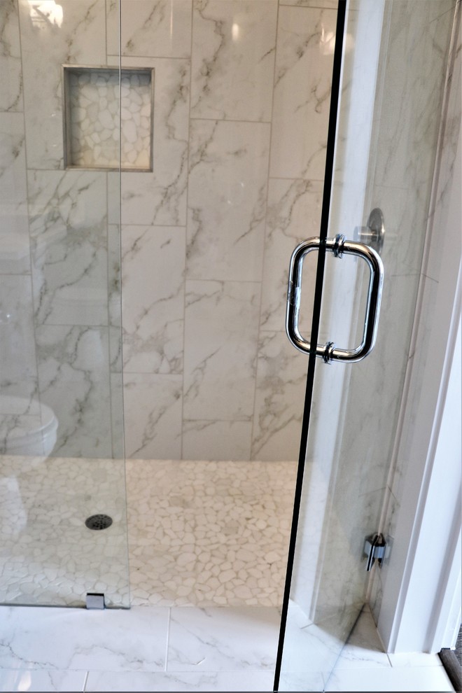 Cette photo montre une salle de bain tendance avec un placard à porte shaker, des portes de placard grises, une douche à l'italienne, un carrelage multicolore, du carrelage en marbre, un mur gris, un sol en marbre, une vasque, un plan de toilette en quartz modifié, un sol multicolore et une cabine de douche à porte battante.