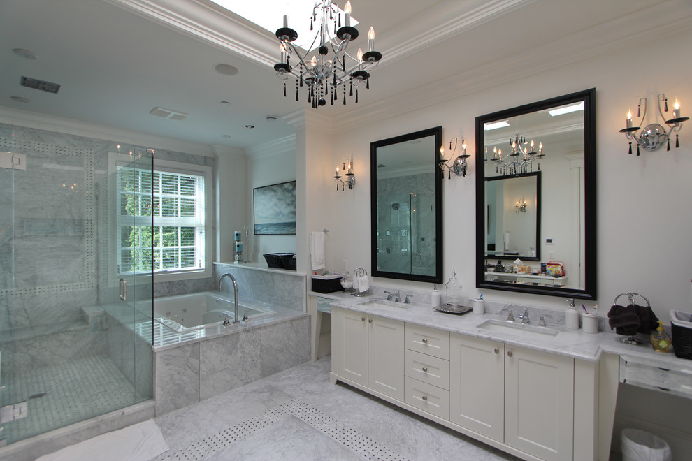Cette image montre une salle de bain traditionnelle avec une baignoire posée, une douche d'angle, WC séparés, un mur blanc et un lavabo encastré.