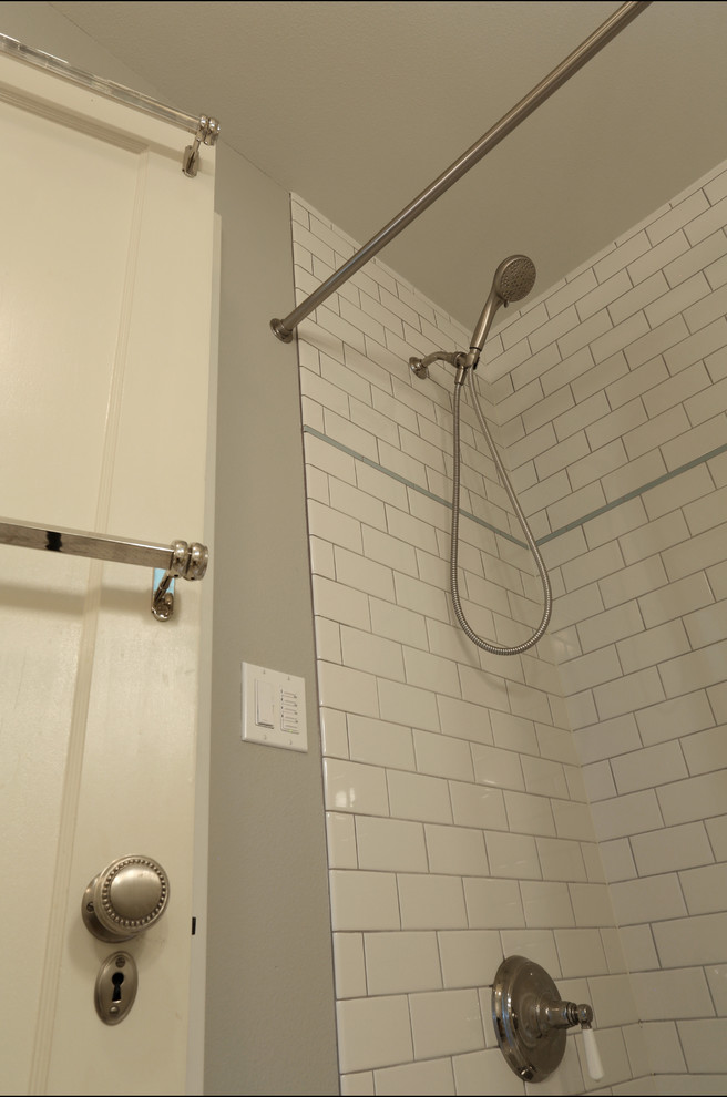 Стильный дизайн: главная ванная комната среднего размера в стиле неоклассика (современная классика) с душем над ванной, белой плиткой и серыми стенами - последний тренд