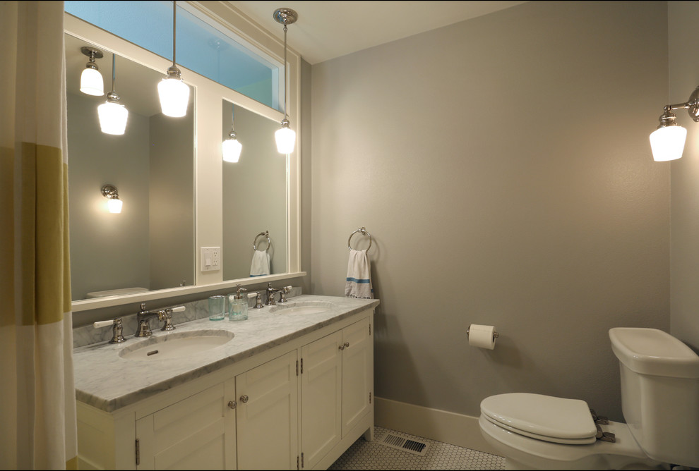 Пример оригинального дизайна: главная ванная комната среднего размера в стиле неоклассика (современная классика) с врезной раковиной, белыми фасадами, душем над ванной, белой плиткой, серыми стенами и полом из керамической плитки