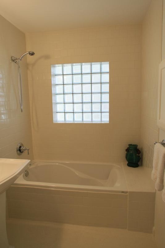 Exempel på ett mellanstort lantligt badrum för barn, med vita skåp, ett badkar i en alkov, en dusch/badkar-kombination, en toalettstol med separat cisternkåpa, vit kakel, keramikplattor, blå väggar, mosaikgolv och ett piedestal handfat