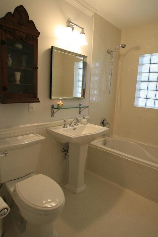 Inspiration för mellanstora lantliga badrum för barn, med vita skåp, ett badkar i en alkov, en dusch/badkar-kombination, en toalettstol med separat cisternkåpa, vit kakel, keramikplattor, blå väggar, mosaikgolv och ett piedestal handfat