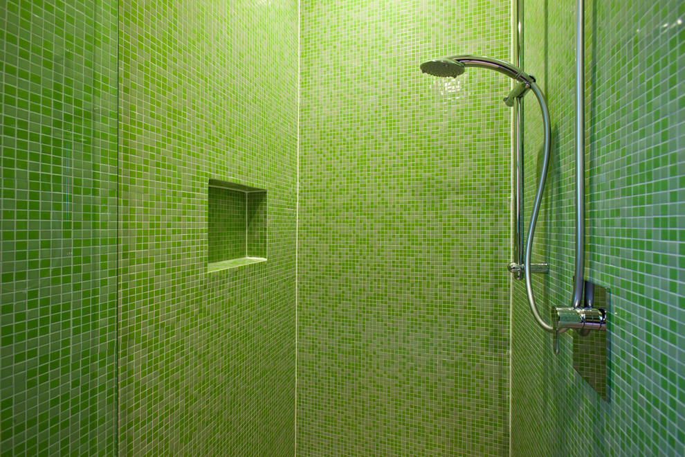 На фото: маленькая детская ванная комната в современном стиле с фасадами цвета дерева среднего тона, столешницей из искусственного кварца, накладной ванной, зеленой плиткой, плиткой мозаикой и полом из керамогранита для на участке и в саду