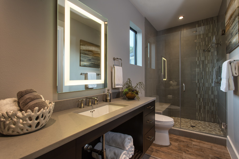 Cette image montre une douche en alcôve design avec une baignoire indépendante et un sol en bois brun.