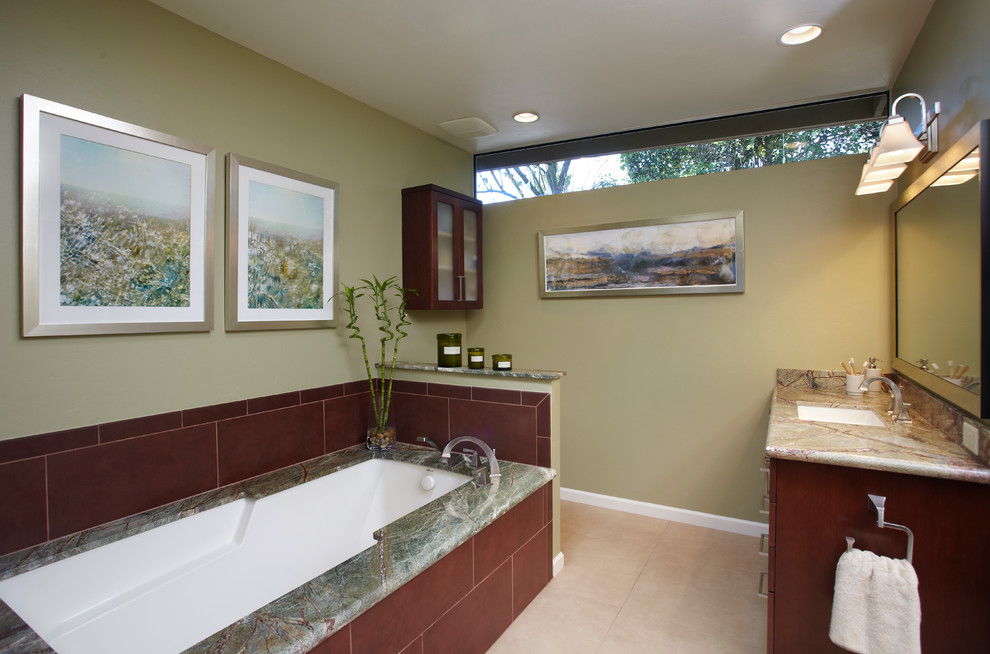Idéer för att renovera ett funkis badrum, med ett undermonterad handfat, skåp i mellenmörkt trä, marmorbänkskiva, ett undermonterat badkar, röd kakel, porslinskakel, gröna väggar och klinkergolv i porslin