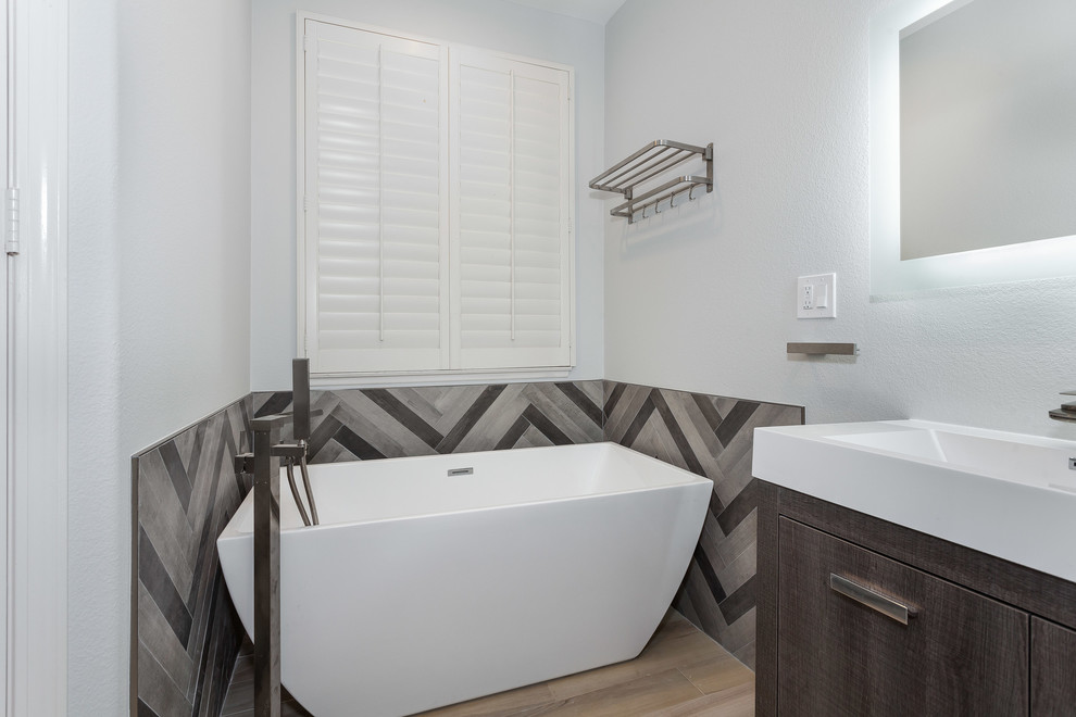 Пример оригинального дизайна: маленькая ванная комната в современном стиле с плоскими фасадами, светлыми деревянными фасадами, отдельно стоящей ванной, душем в нише, унитазом-моноблоком, коричневой плиткой, керамической плиткой, коричневыми стенами, полом из мозаичной плитки, душевой кабиной, накладной раковиной, столешницей из кварцита, коричневым полом, душем с раздвижными дверями и белой столешницей для на участке и в саду
